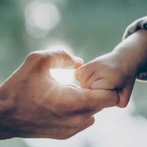 la main du père tenant la main de l'enfant, garde d’enfants, droit de la famille