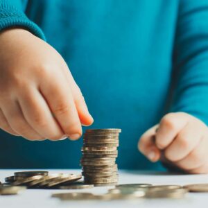 enfant empilant des pièces, pension alimentaire pour enfants, droit de la famille